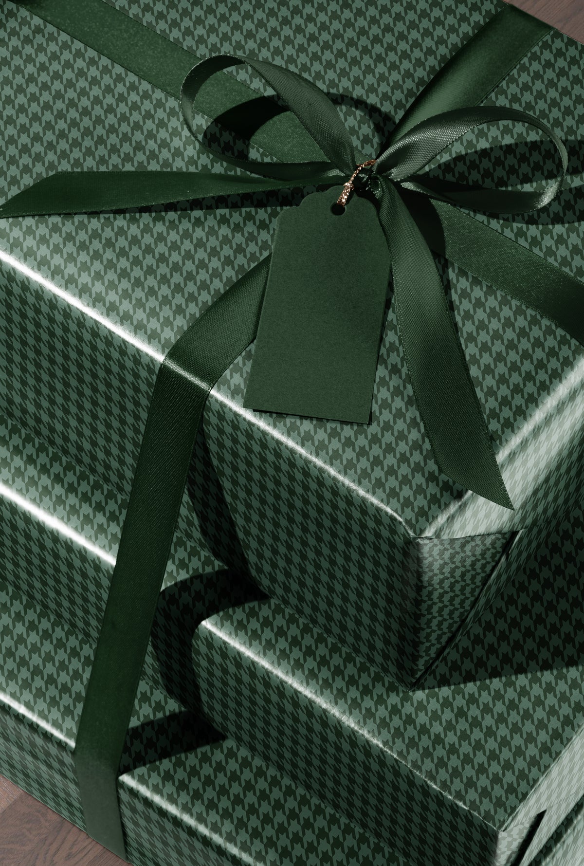 forest green houndstooth wrapping paper. Classic Gift Wrap. Classy Christmas Decor. Vintage Wrapping Paper. Holiday Gift Wrap. Nostalgia Christmas Present