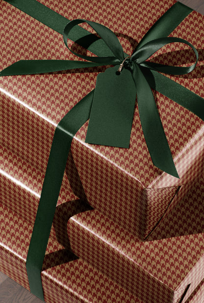 houndstooth wrapping paper. Classic Gift Wrap. Classy Christmas Decor. Vintage Wrapping Paper. Holiday Gift Wrap. Nostalgia Christmas Present
